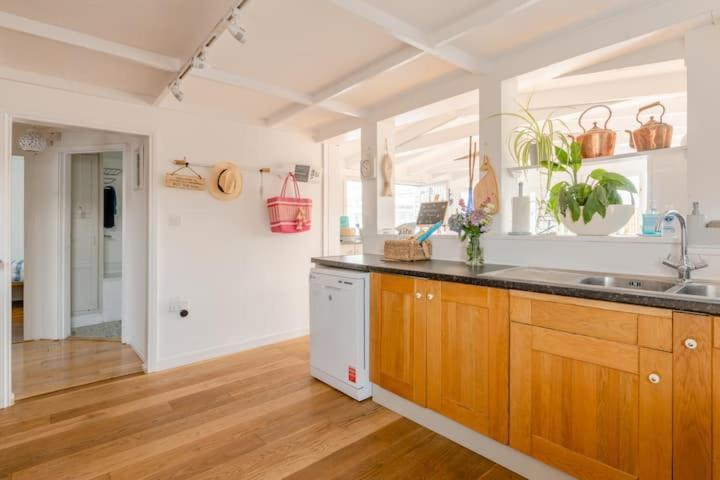 Dog Friendly Cottage 2 Mins To Beach With Hot Tub And Zappi Ev Lessingham Exterior photo