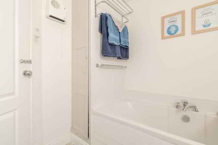 Dog Friendly Cottage 2 Mins To Beach With Hot Tub And Zappi Ev Lessingham Exterior photo